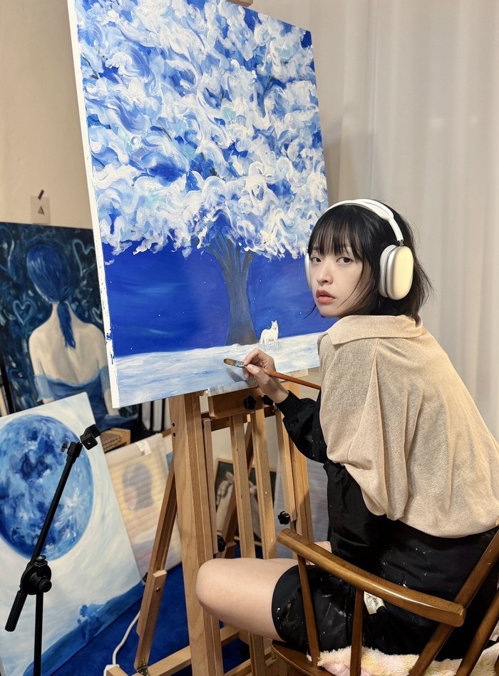[코리안투데이] 파란색으로 직조된 몽환적 서사 © 김현수 기자