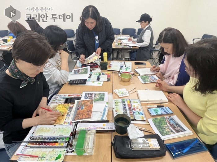 [코리안투데이] (사진) 수강생이 2025년 상반기 평생학습 프로그램인 수채화 기법을 활용한 풍경 그리기 강좌를 수강하고 있다. © 박수진 기자