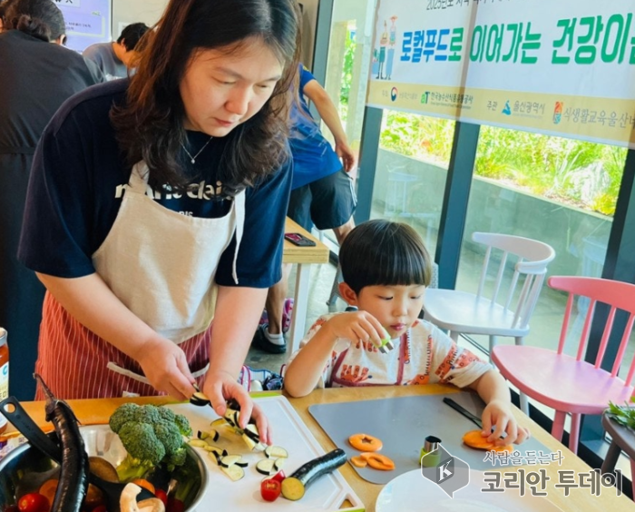 [코리안투데이] 가족단위 참가자들이 울산에서 생산된 농산물로 요리체험의 시간을 보내고 있다. © 현승민 기자