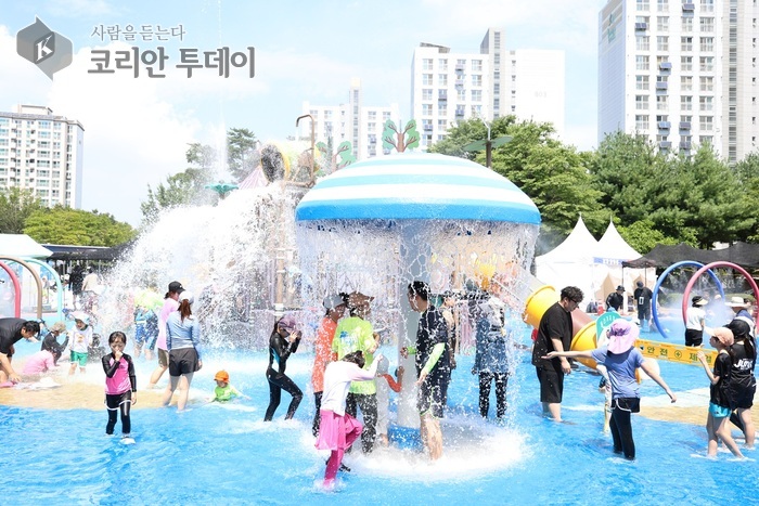 [코리안투데이] (사진) 천왕근린공원 물놀이장에서 시원한 물줄기를 맞으며 물놀이를 즐기는 아이들 © 박수진 기자