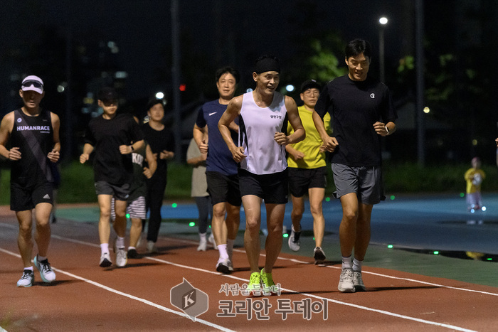 [코리안투데이] 생활체육교실 ‘양천러닝크루’와 함께 달리고 있는 이기재 양천구청장 © 변아롱 기자