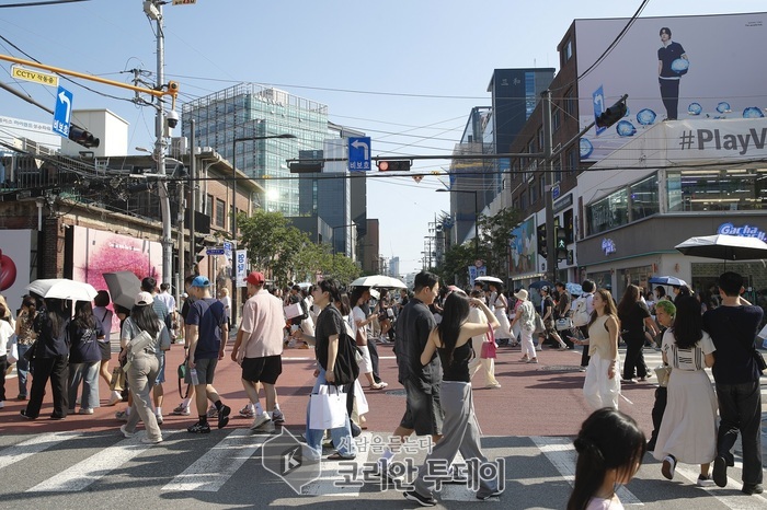 [코리안투데이] 방문객들로 북적이는 성수동 거리 모습 © 손현주 기자