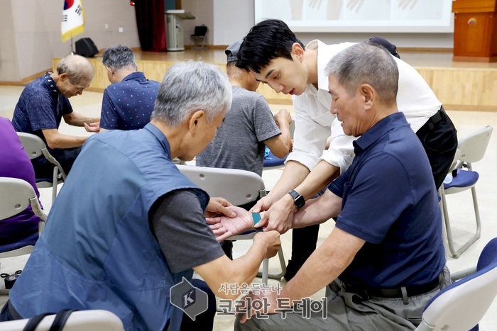 [코리안투데이] 지난 7일 성동구 근로자를 대상으로 실시한 테이핑교육 실습하는 모습 © 손현주 기자