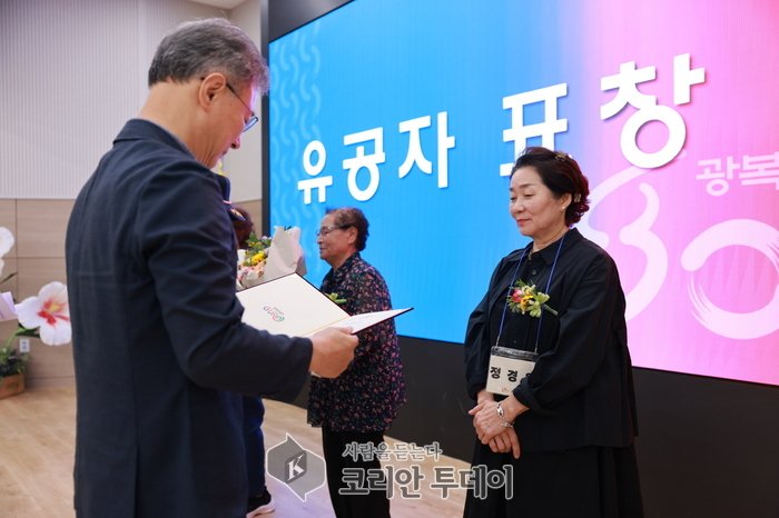 [코리안투데이] (사진) 13일 장인홍 구로구청장이 유공자에게 표창을 수여하고 있다 © 박수진 기자