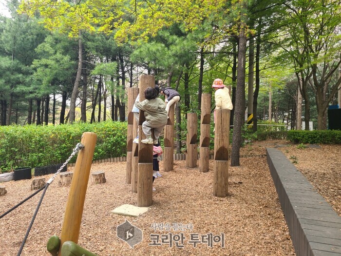 [코리안투데이] 성동ㅇ구 유아숲체험원에서 체험 활동 중인 유아들 모습(금호산) © 손현주 기자