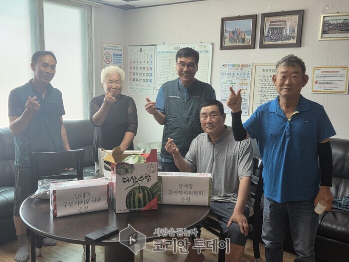 ▲ [코리안 투데이] 상패동 사회단체, 경로당 계절 과일 및 음료 전달 사진 © 안종룡 기자