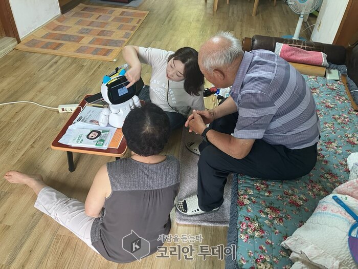 [코리안투데이] 금산군 인공지능(AI)-사물인터넷(IoT) 기반 어르신 건강관리 프로그램 스마트 디바이스 이용 방법 설명 모습(사진제공: 금산군청) ©임승탁 기자