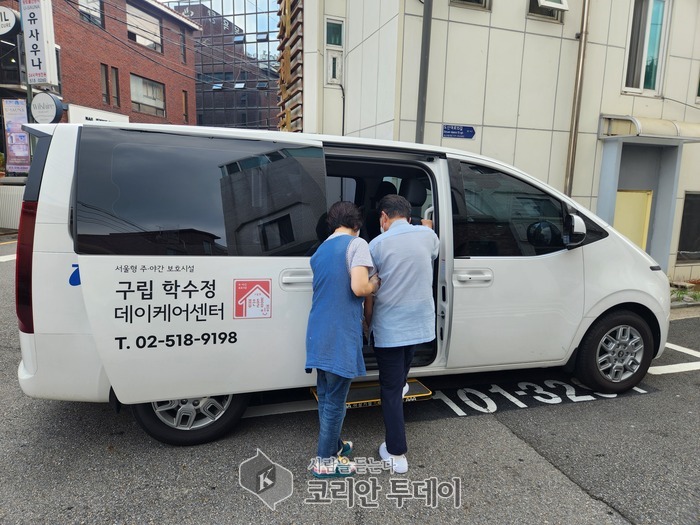 [코리안투데이] 셔틀 차량에 탑승하시는 어르신 모습 © 최순덕 기자