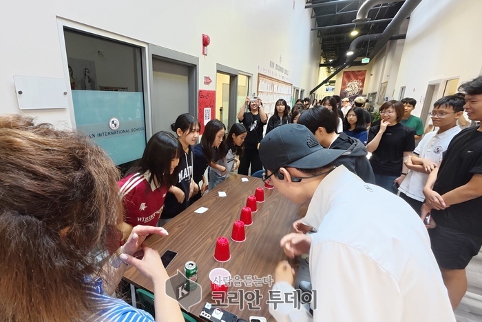 [코리안투데이] (사진) 학생들이 어반 인터내셔널 스쿨(Urban International School) 학생들과 교류 활동을 하고 있다. © 박수진 기자