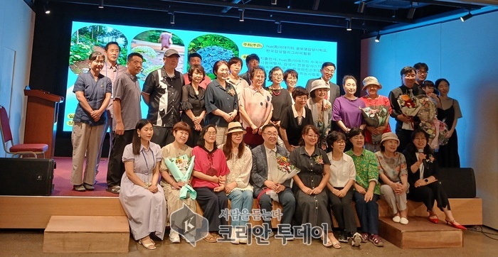 [코리안투데이] 제1회 휴이야기터 수국 디카시 공모전 시상 후 단체 기념촬영 모습 © 백창희 기자