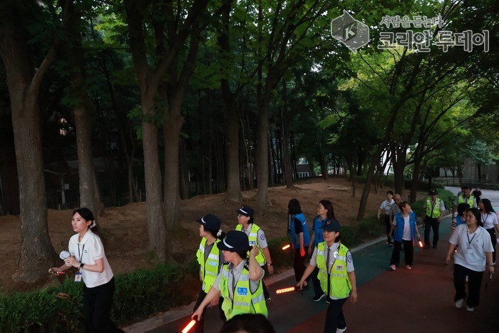 [코리안투데이] (사진) 22일 고척근린공원에서 열린 야간 치매 실종 대응 훈련에서 자율방범대와 참여자들이 공원 일대를 수색하고 있다. © 박수진 기자
