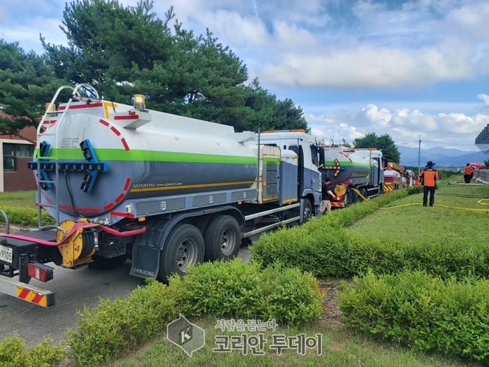 [코리안투데이] 성동구는 극심한 가뭄을 겪고 있는 강릉시에 5일간 매일 급수차 3대를 긴급 지원한다. (성동구 급수차가 강릉시에 도착해 급수 지원에 나선 모습) © 손현주 기자