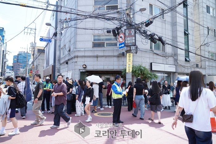[코리안투데이] 성동구가 9월 6일부터 매주 토요일,일요일로 확대 시법 운영한다. (사진은 "성동형 보행 안전거리" 운영 모습) @ 손현주 기자
