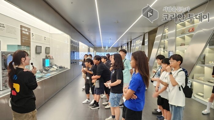 [코리안투데이] (사진) 남원시 청소년들이 넷마블 게임박물관을 견학하고 있다. © 박수진 기자