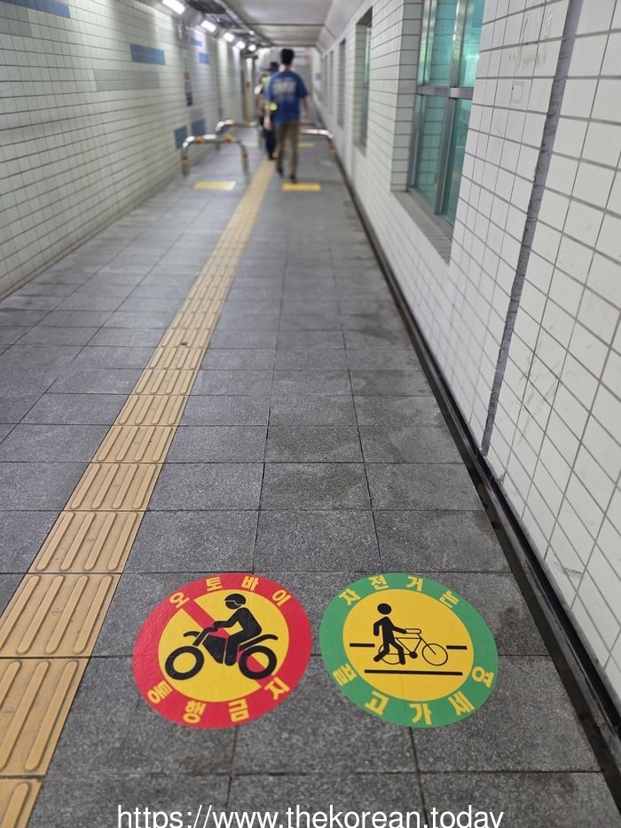 [코리안투데이] (사진) 지하차도 내 바닥에 설치된 안내 표지 © 박수진 기자