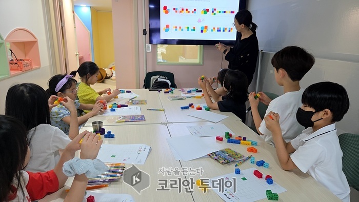 [코리안투데이] '협치, 성동구민 강사양성과정'에 참여한 구민들이 성동구 아이꿈누리터에서 강의 실습 중인 모습 © 손현주 기자