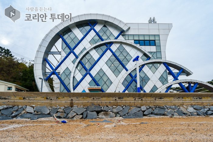 [코리안투데이] 인천중구문화재단, ‘해양쓰레기 사진전’이 전시되는 소무의도 스토리움 © 김미희 기자