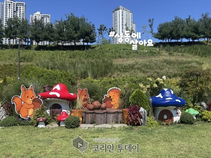 [코리안투데이] 가을을 맞아 새롭게 단장한 성동구 '중랑천 피트닉장' 포토존 모습 © 손현주 기자