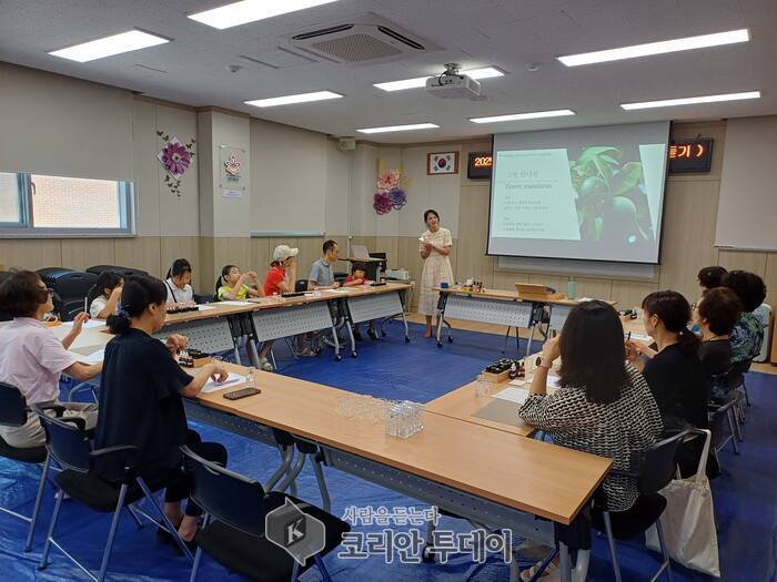 [코리안투데이] 행당제2동 나만의 향수 만들기 진행 모습 © 손현주 기자
