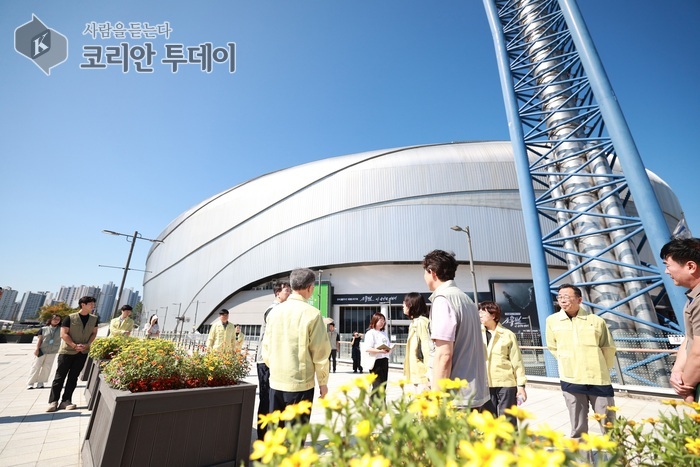 [코리안투데이] (사진 고척스카이돔 외부에서 공연장 접근로와 주변 환경을 확인하고 있다. © 박수진 기자