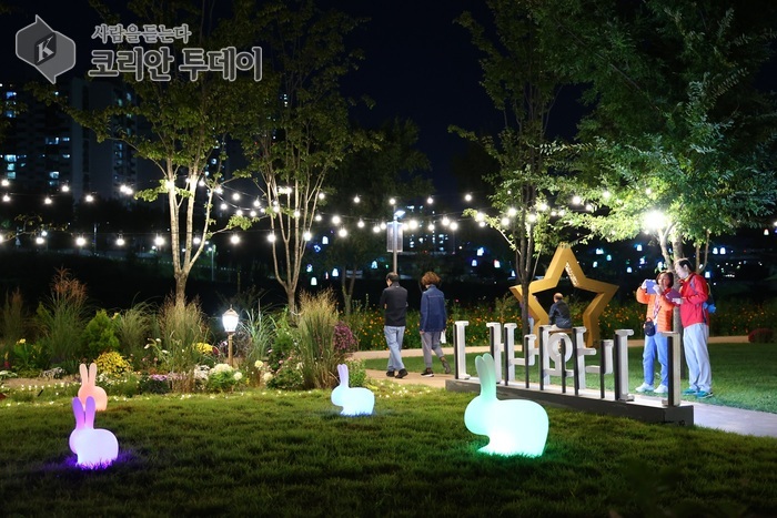 [코리안투데이] (사진) 지난해 안양천 생태초화원에서 열린 빛축제 야간 전경 © 박수진 기자