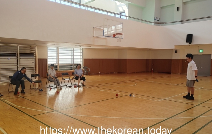 [코리안투데이] (사진) 보치아 스포츠교실에서 공을 굴려 표적구에 가까이 가는 연습을 하고 있다 © 박수진 기자