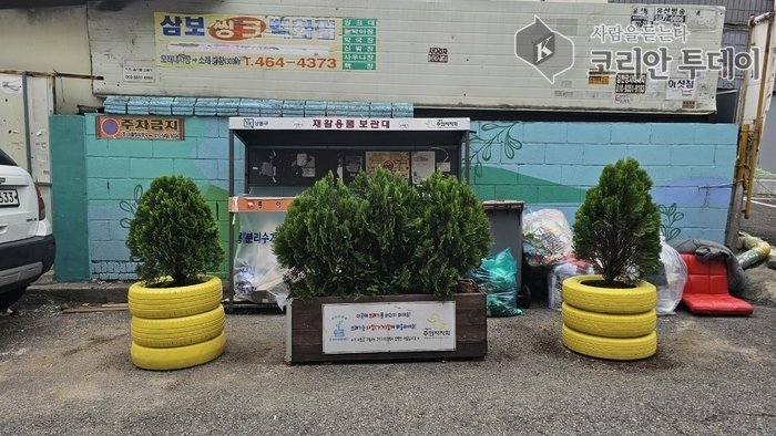 Guwol 4-dong installe des bacs à fleurs faits de pneus recyclés pour créer un quartier écologique