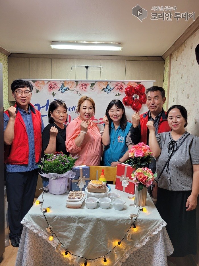 Ganseok 3-dong organise un « repas d’anniversaire à domicile » pour les aînés vivant seuls