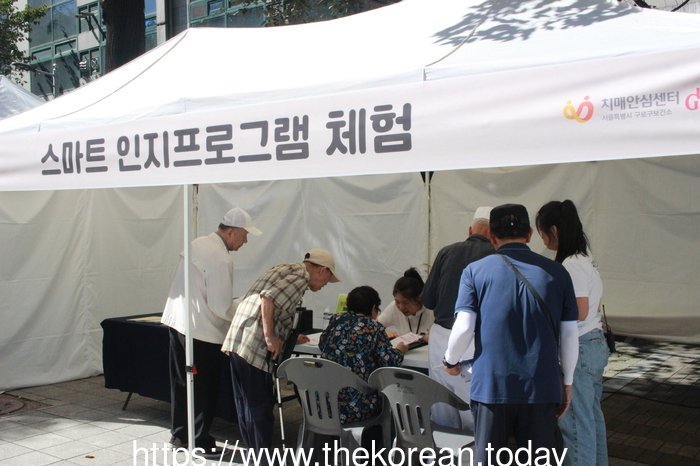 [코리안투데이] ( 사진) 지난해 열린 제2회 온보듬 대축제에서 어르신들이 스마트 인지프로그램 체험을 하고 있다. © 박수진 기자
