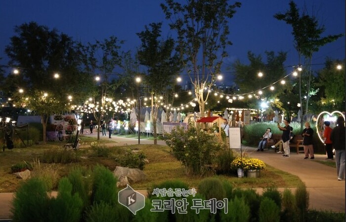 [코리안투데이] (사진) 방문객들이 산책로를 따라 설치된 줄(라인)조명과 빛조형물을 감상하고 있다. © 박수진 기자