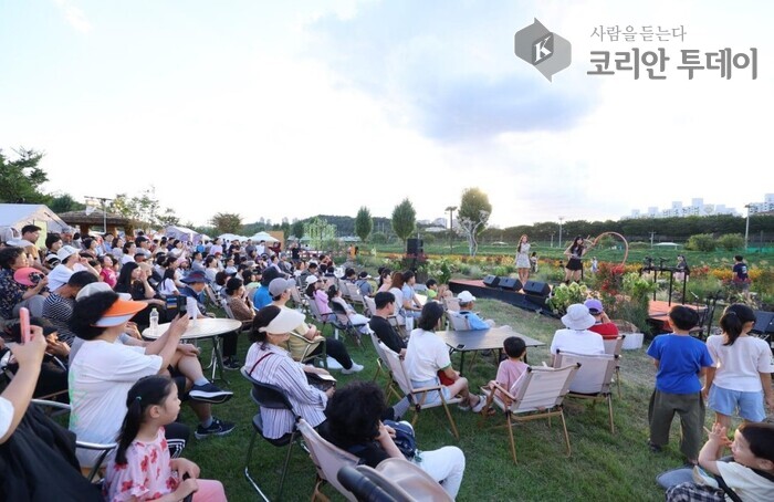 [코리안투데이] (사진) 방문객들이 버스킹 행사에서 음악에 빠져들며 축제의 장을 즐겼다. © 박수진 기자