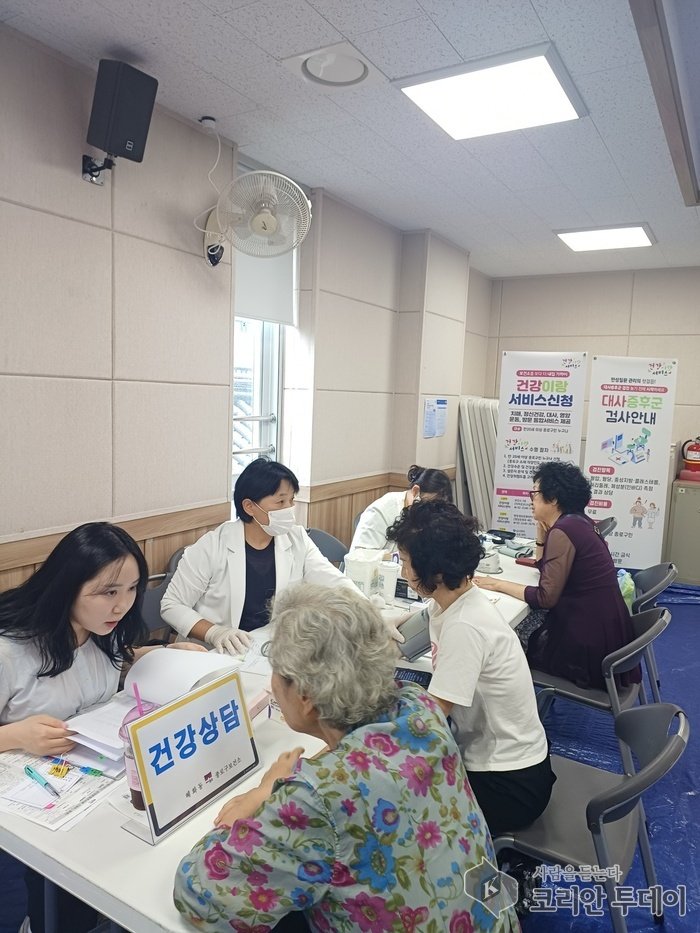Jongno-gu designa a 73 nuevos agentes de salud vecinal de la 5.ª cohorte, con atención sanitaria centrada en los residentes