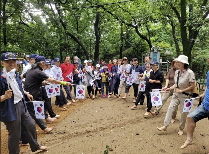 [코리안투데이] 맨발걷기 명소 덕풍골, 국경일 태극기 달기 나라사랑과 지역 사랑 실천 모습 © 김선진 기자