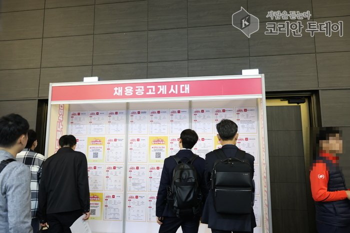 [코리안투데이] (사진) 지난해 열린 일자리박람회에서 구직자들이 채용공고게시대를 확인하고 있다. © 박수진 기자