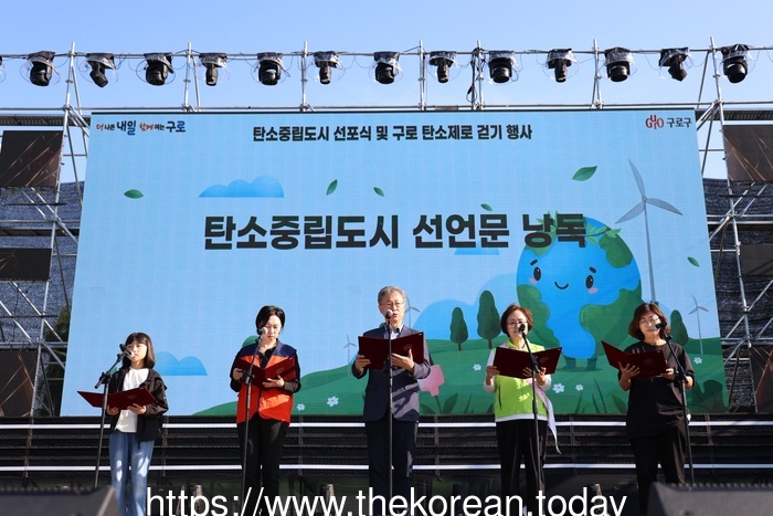 [코리안투데이] (사진) 시민들이 가족과 함께 책을 읽으며 축제를 즐기고 있다. © 박수진 기자