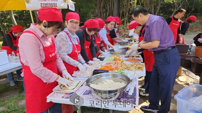[코리안투데이] 효사랑 봉사대원의 분주한 손길 © 손현주 기자