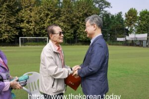 구로구, 계남근린공원 축구장 지켜온 89세 어르신에 감사장
