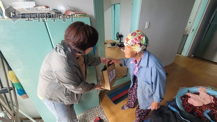 [코리안투데이] 백령면, 400가정에 떡과 간식 전달 ©김미희 기자