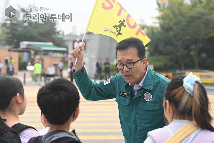 ▲ [코리안투데이]연수구 어린이 교통안전 캠페인 실시…스쿨존에 깃발함 설치 © 김현수 기자