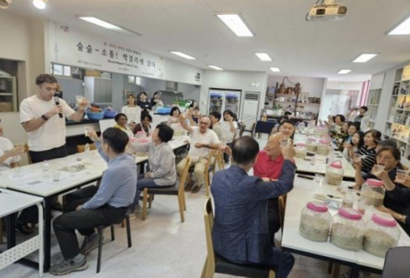 Myeong-dong se une a través del makgeolli: concluye con éxito el evento «Sulsul Sotong» con residentes extranjeros