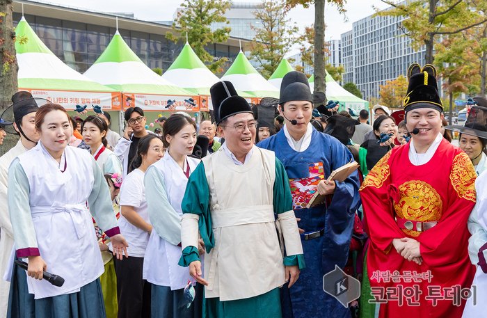[코리안투데이]진교훈 강서구청장(맨 앞 가운데)이 ‘22회 허준축제’ 에 참석해 주민들과 소통하고 있다. ©송정숙 기자