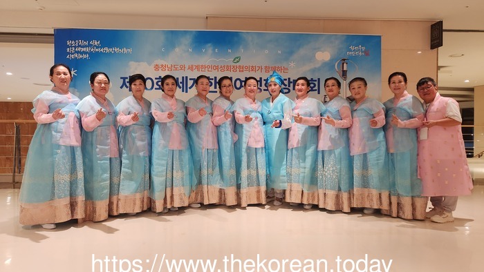 [코리안투데이] 사진 김춘선회장 (오른쪽 끝) 과 송화강시니어예술단 © 박수진 기자