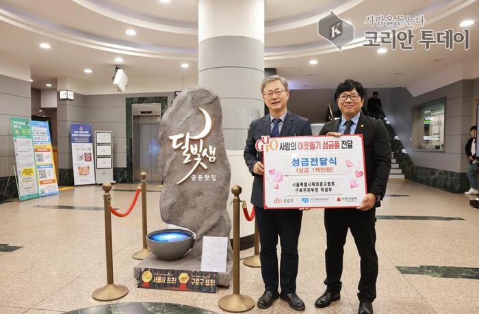 코리안투데이] (사진) 옥외광고대상 공모전 서울시장상 수상작 ‘달빛샘’ 옆에서 장인홍 구로구청장과 박성우 서울특별시옥외광고협회 구로구지부장이 기념사진을 촬영하고 있다. © 박수진 기자