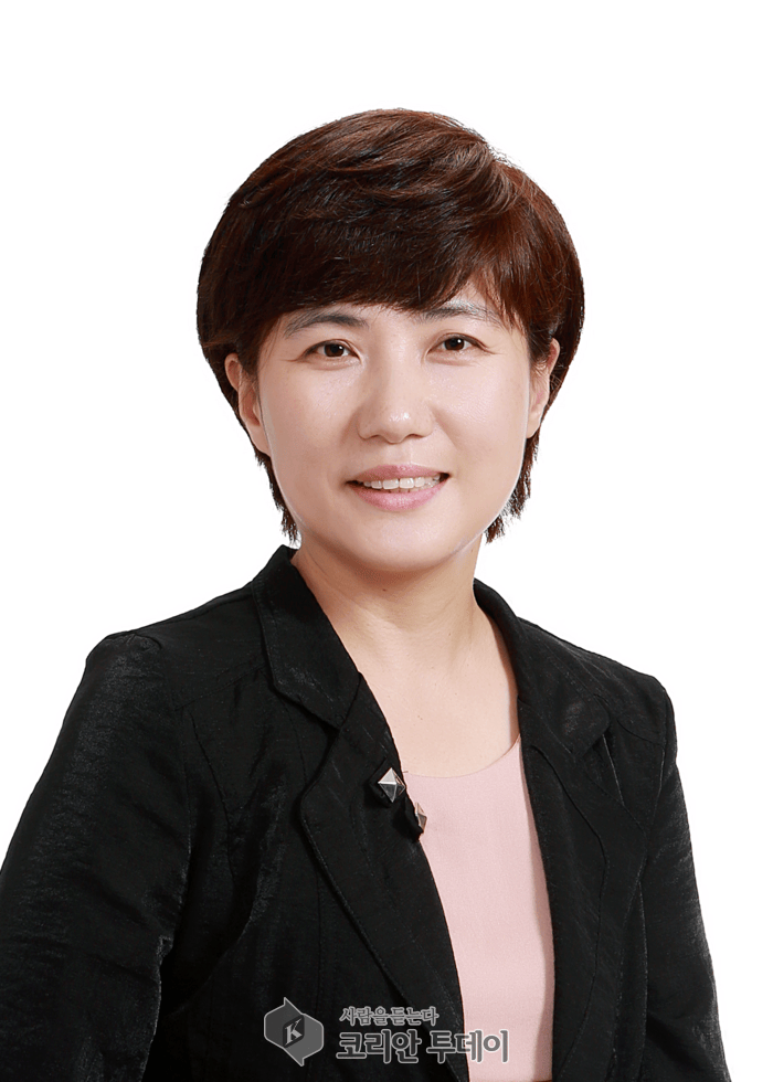 [코리안투데이] 디카시 선집 『시간을 건너는 오늘의 詩』 출간한 이선영 작가 © 백창희 기자