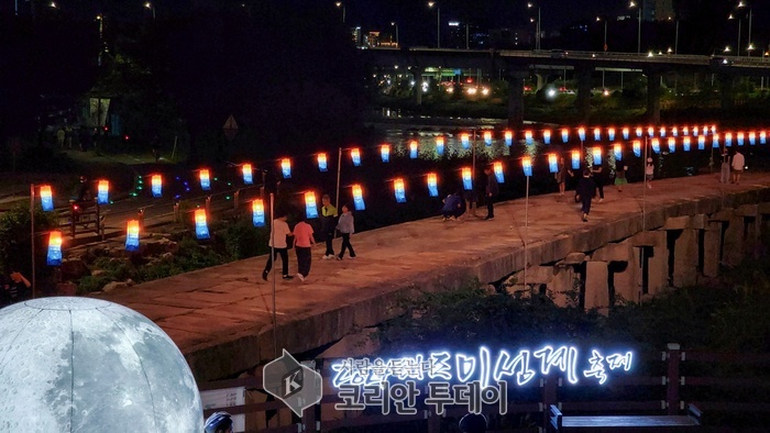 [코리안투데이] 지난해 '태조 이성계 축제'에서 청사초롱이 설치된 살곶이 다리 모습 © 손현주 기자