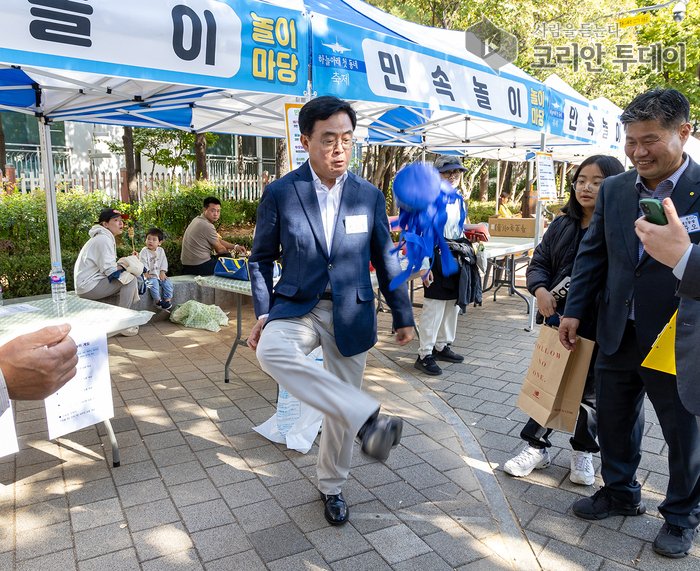 [코리안투데이] 진교훈 강서구청장(가운데)이 지난해 방화2동에서 열린 ‘하늘 아래 첫 동네 축제’에서 주민들과 함께 민속놀이를 즐기고 있다. © 송정숙 기자