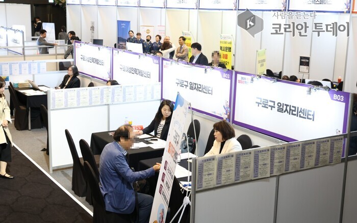 [코리안투데이] (사진) 일자리박람회 유관기관 부스에서 상담을 받고 있다. © 박수진 기자