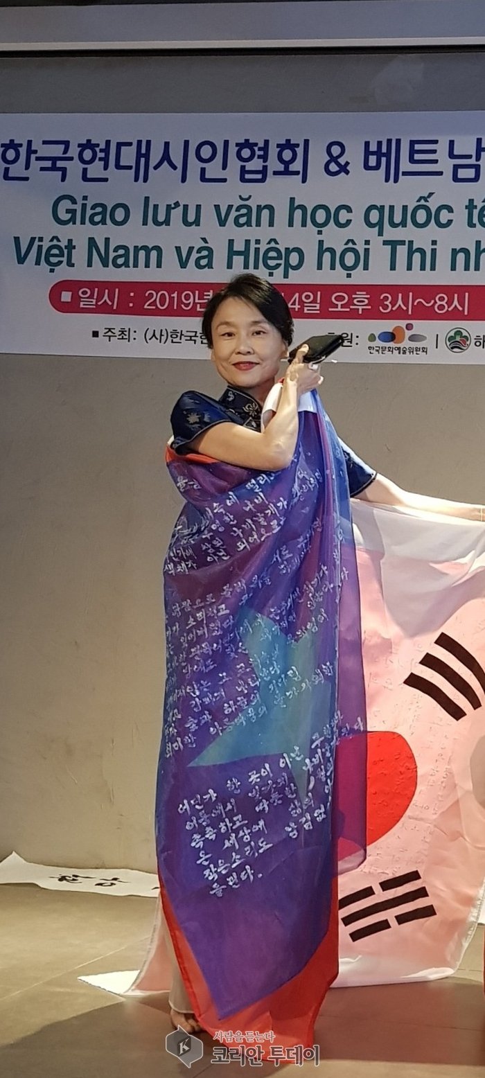 [코리안투데이] 유방암 이후 21년, 맨발로 전하는 시인의 내면 고백 © 김현수 기자