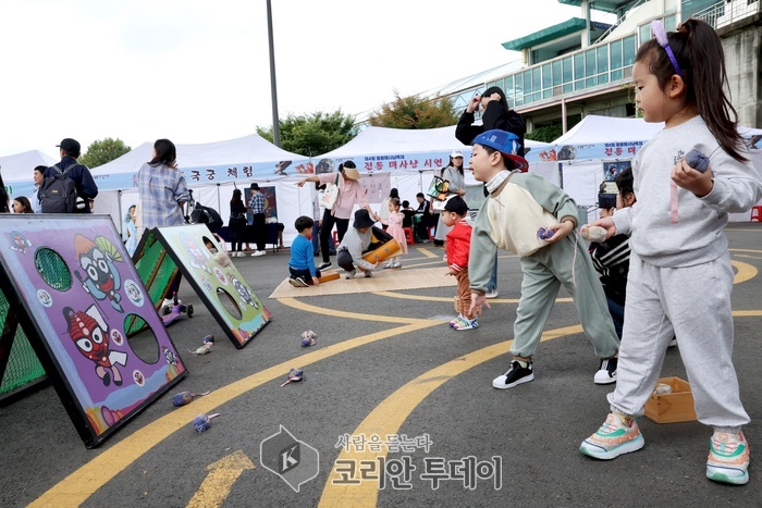[코리안투데이] 2024년 '응봉 매사냥 축제에서 전통놀이 체험을 하고 있는 어린이들 모습© 손현주기자