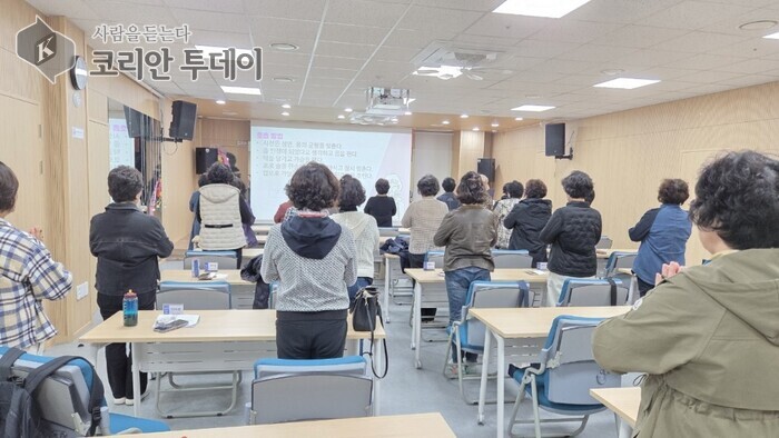[코리안투데이] 셀프힐링 특강 중 호흡 실습하는 배봉새마을금고 문화대학 학생들 © 유현동 기자